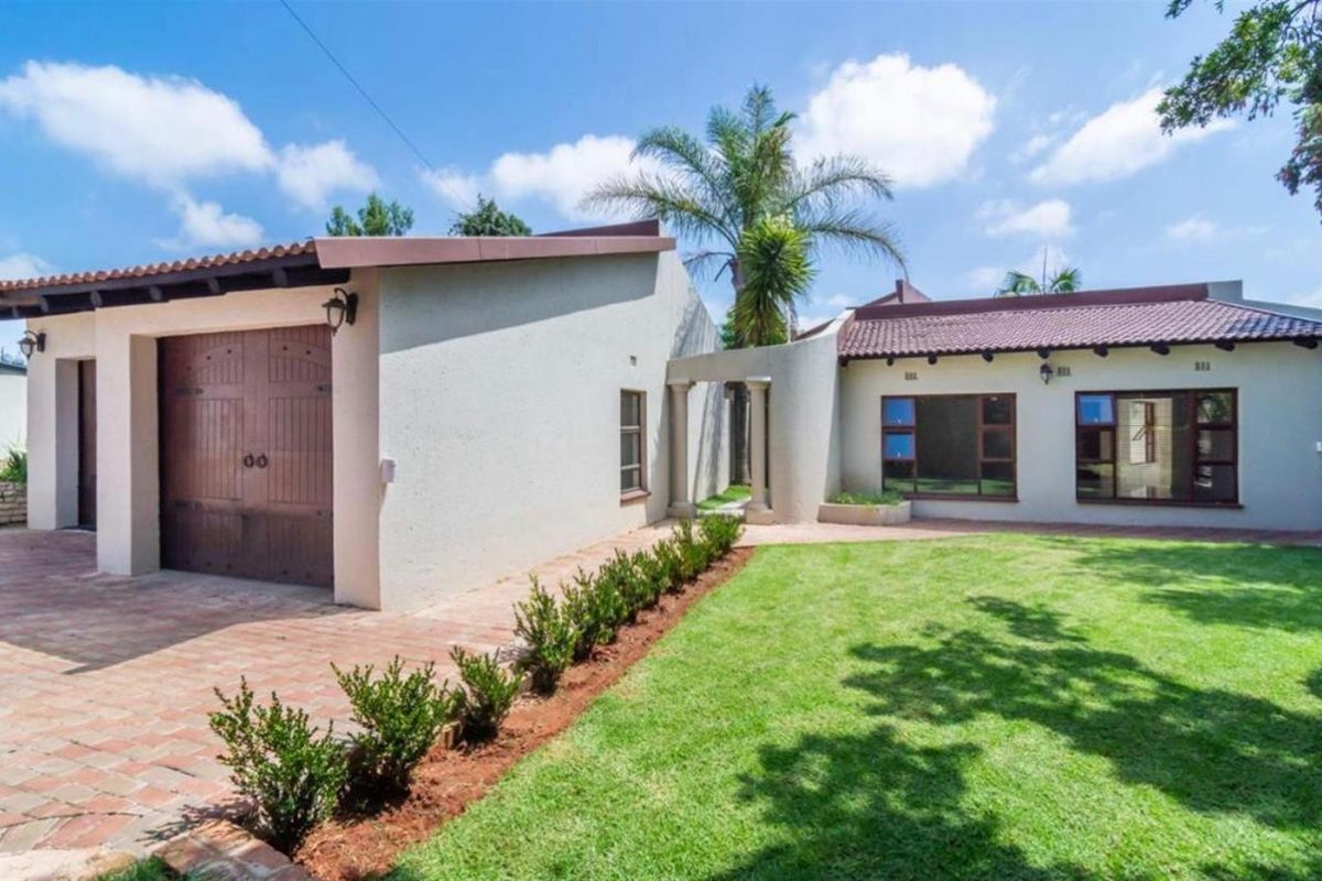 A Roodekrans address worth showing off! 5 Bedroom House to Rent - Photo 3