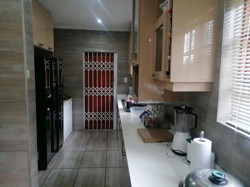 A Glamorous Home in the Exclusive Pearl Gardens, Chase Valley, Pietermaritzburg. - Photo 9