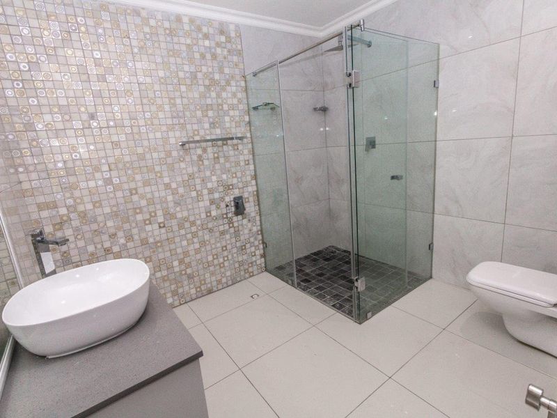 Large Home For Sale in Milnerton - Photo 7