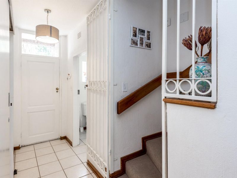 Charming Duplex Living In A Sought After Secure Complex - Photo 9