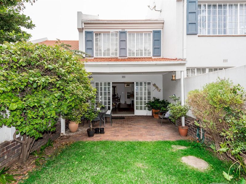 Charming Duplex Living In A Sought After Secure Complex - Photo 2