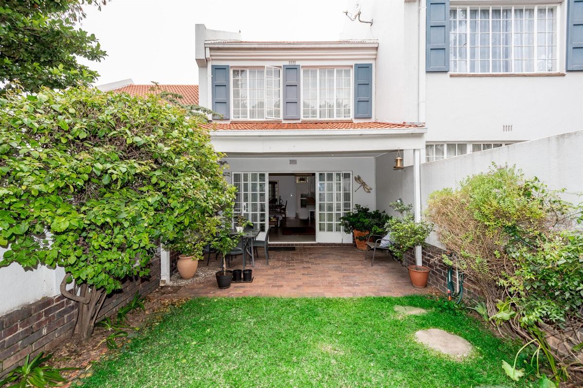 Charming Duplex Living In A Sought After Secure Complex - Photo 2