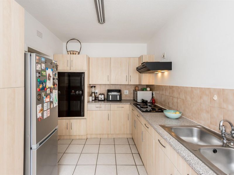 Charming Duplex Living In A Sought After Secure Complex - Photo 6