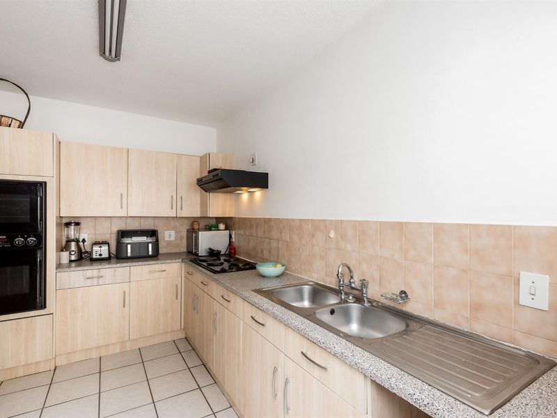 Charming Duplex Living In A Sought After Secure Complex - Photo 8