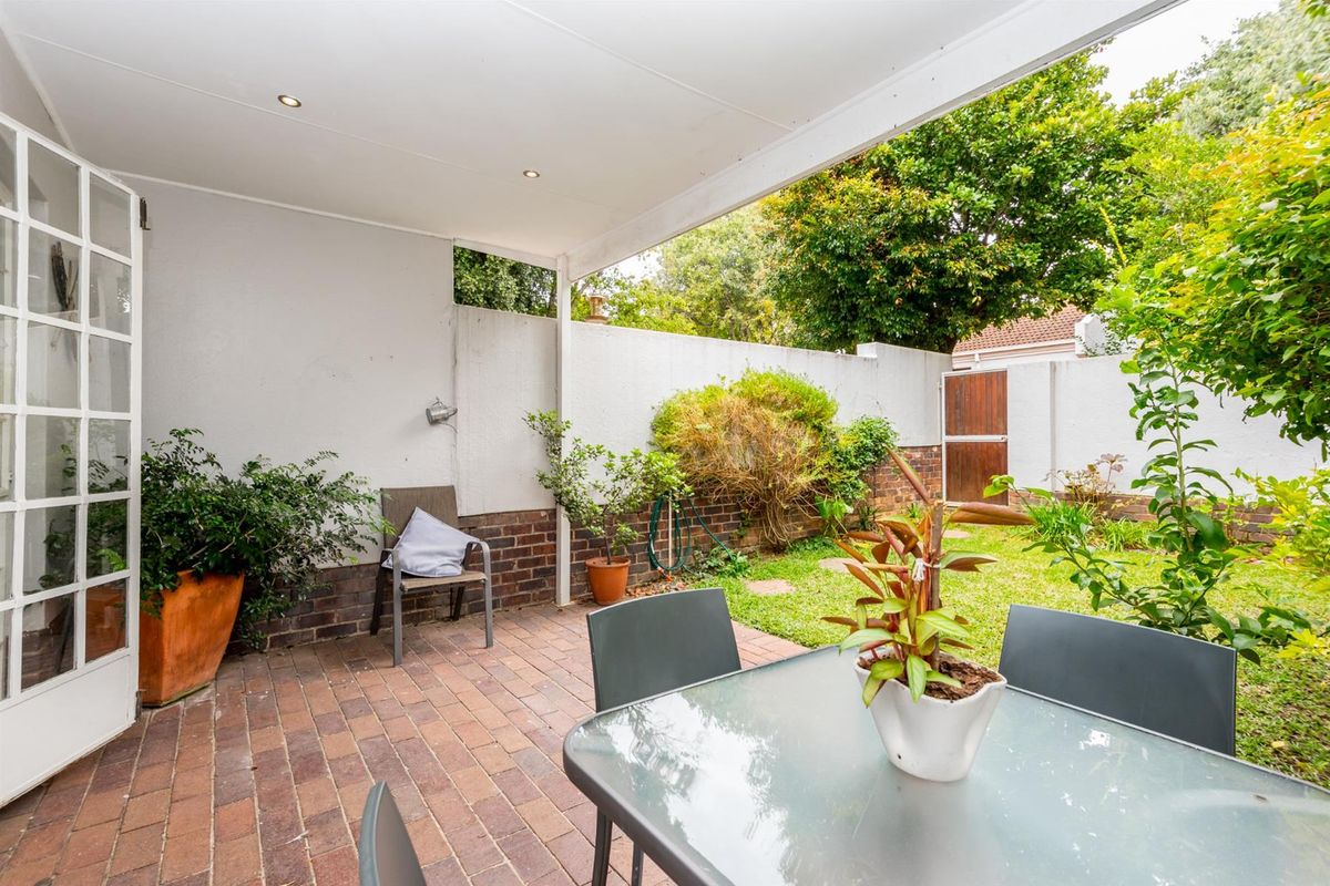 Charming Duplex Living In A Sought After Secure Complex - Photo 4