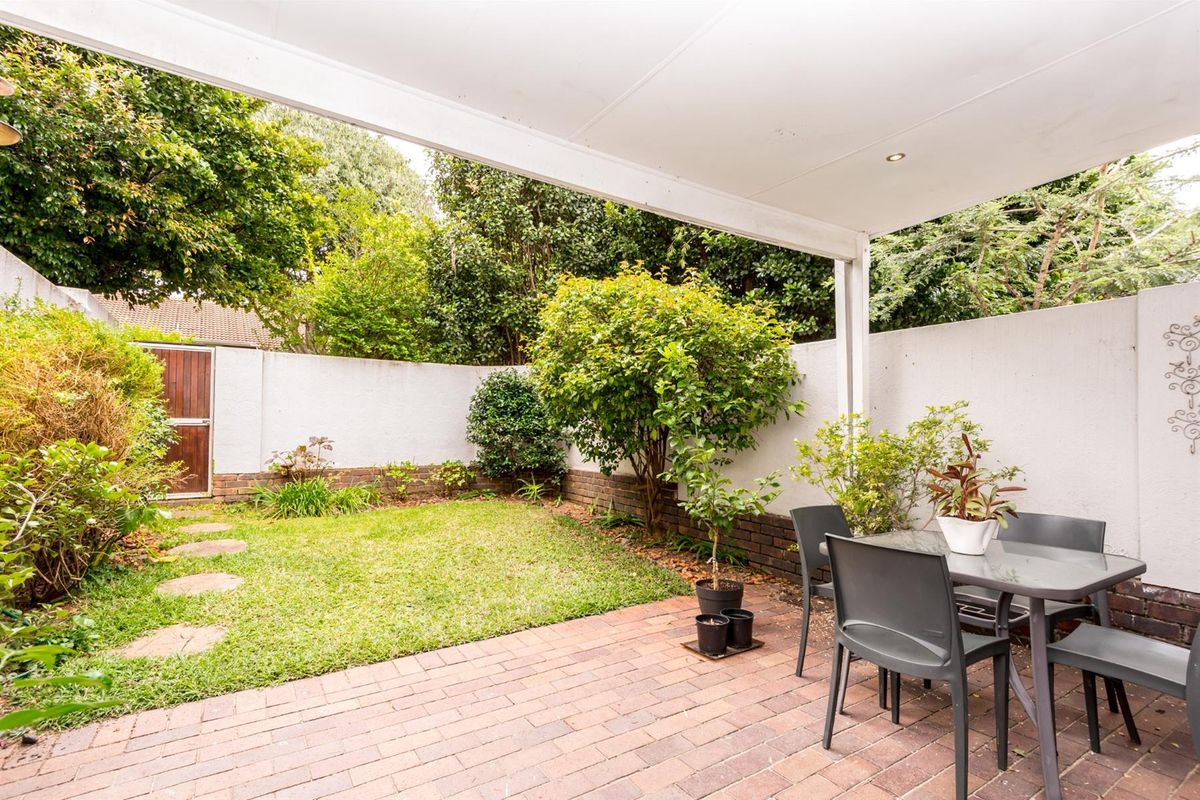 Charming Duplex Living In A Sought After Secure Complex - Photo 5