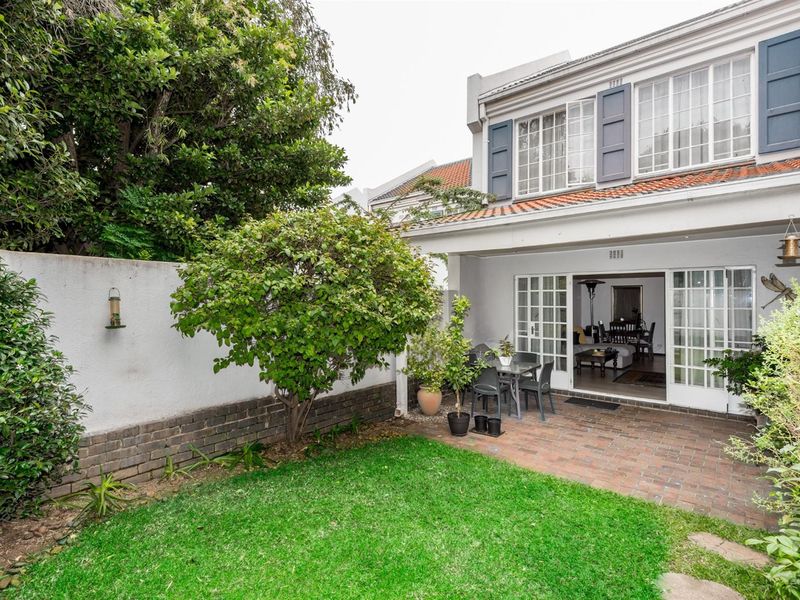 Charming Duplex Living In A Sought After Secure Complex - Photo 3