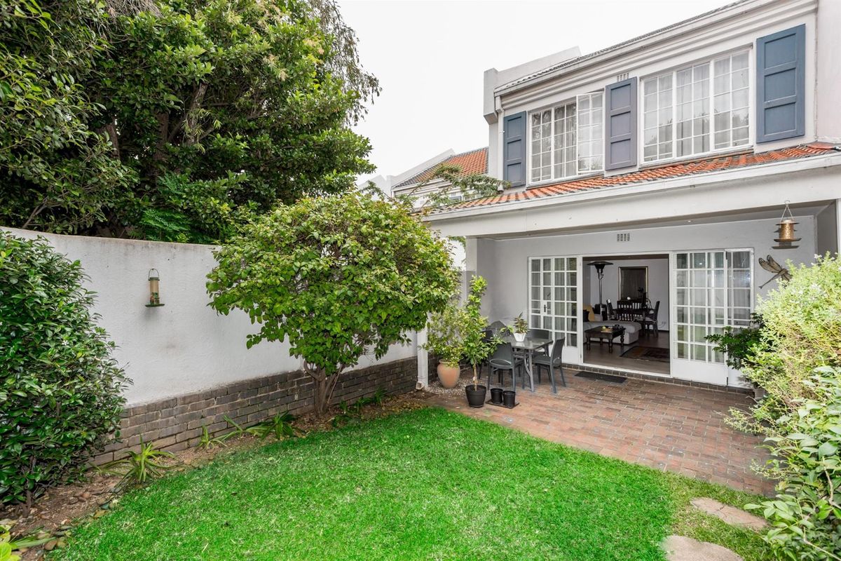 Charming Duplex Living In A Sought After Secure Complex - Photo 3