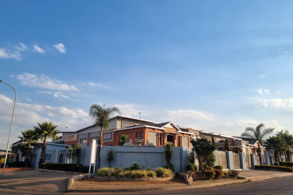 Modern Commercial Opportunity To Let | Dual Office Blocks and High-Volume Workshop - Photo 2