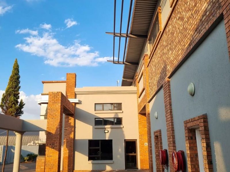 Modern Commercial Opportunity To Let | Dual Office Blocks and High-Volume Workshop - Photo 4