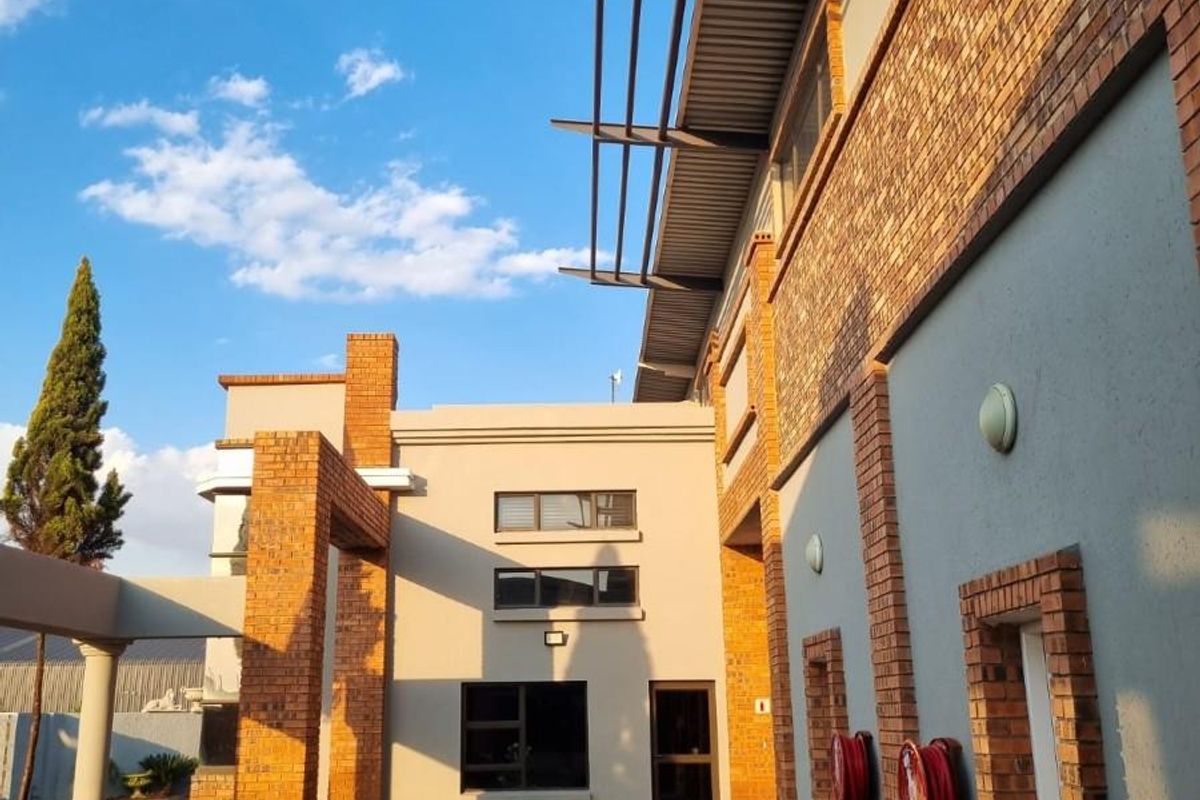 Modern Commercial Opportunity To Let | Dual Office Blocks and High-Volume Workshop - Photo 4