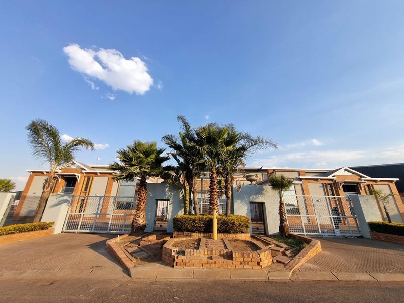 Modern Commercial Opportunity To Let | Dual Office Blocks and High-Volume Workshop - Photo 9