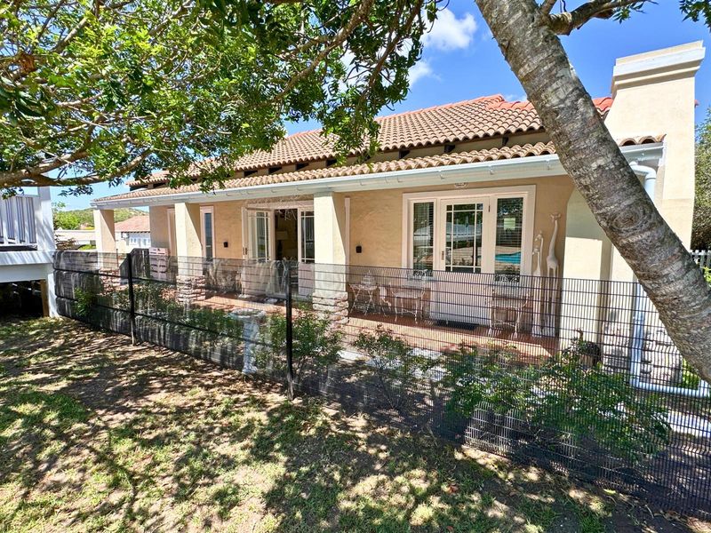 Poolside, Private, and Dangerously Easy to Fall in Love With - Photo 2