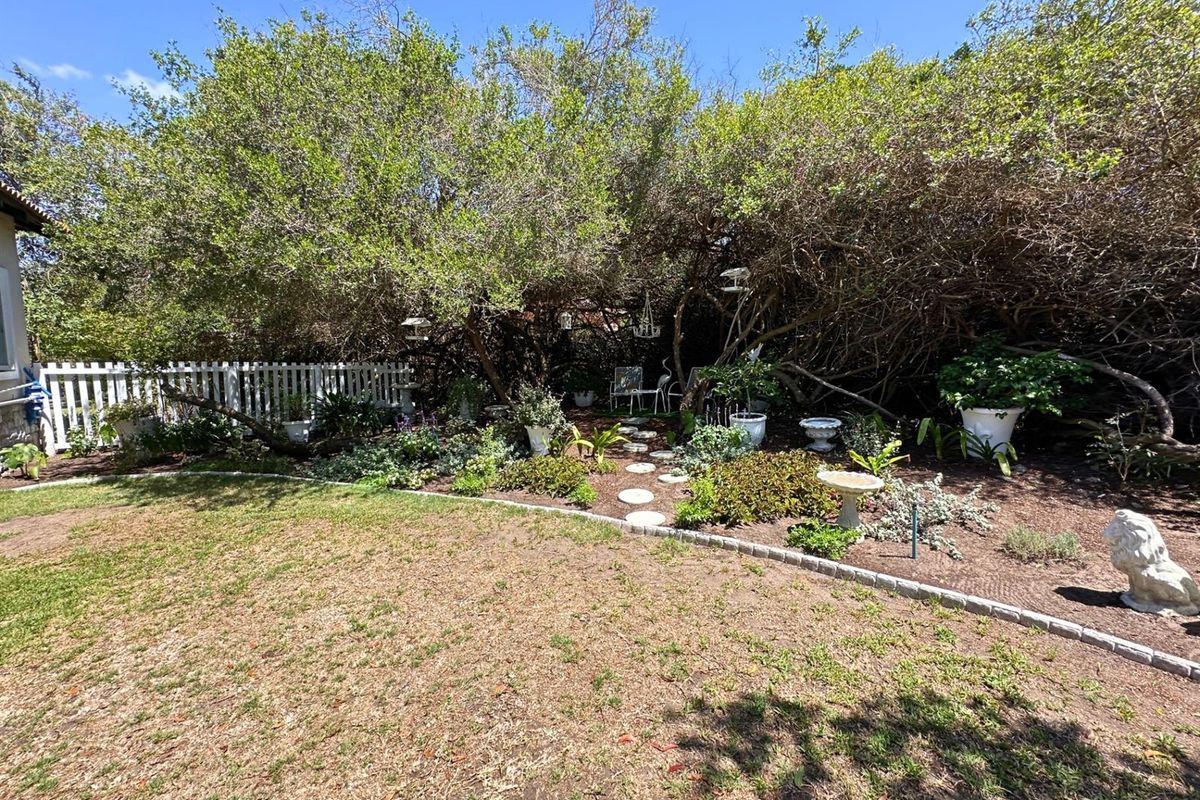 Poolside, Private, and Dangerously Easy to Fall in Love With - Photo 4