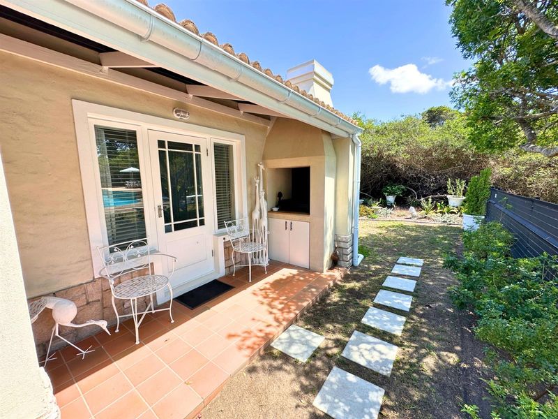 Poolside, Private, and Dangerously Easy to Fall in Love With - Photo 3