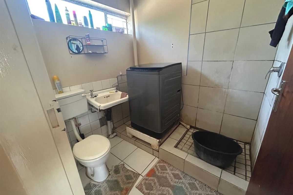 Spacious 2 Bedroom Flat in a Secure Complex - Photo 4