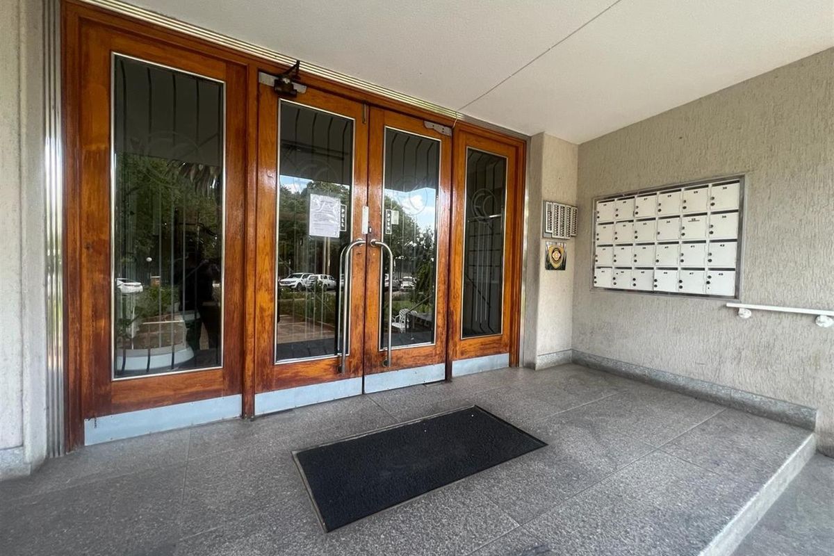 Apartment For Sale in Norwood, Johannesburg - Photo 2