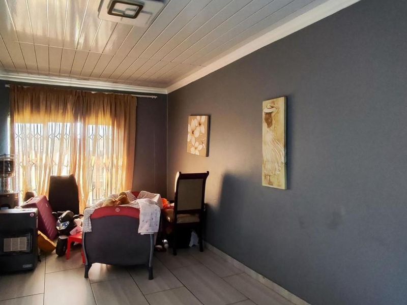 Family Home with Spacious Yard  and Expansion Potential in Sharon Park, Nigel - Photo 4