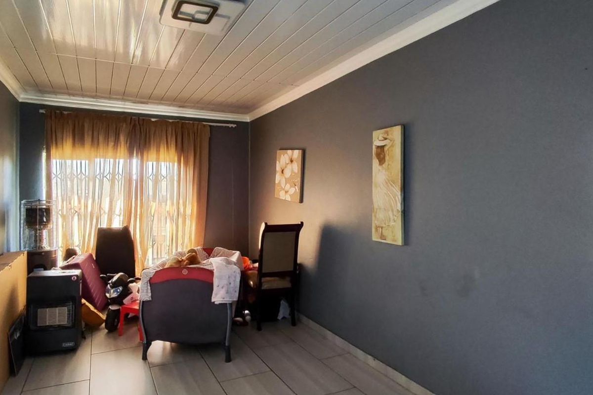 Family Home with Spacious Yard  and Expansion Potential in Sharon Park, Nigel - Photo 4