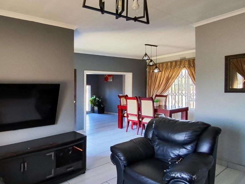 Family Home with Spacious Yard  and Expansion Potential in Sharon Park, Nigel - Photo 2