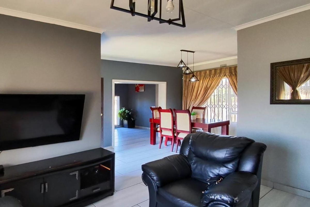 Family Home with Spacious Yard  and Expansion Potential in Sharon Park, Nigel - Photo 2