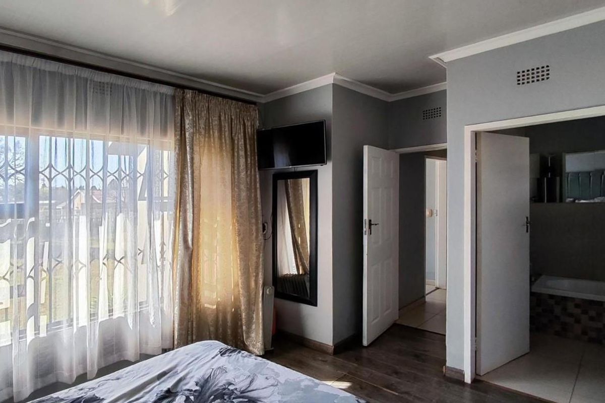 Family Home with Spacious Yard  and Expansion Potential in Sharon Park, Nigel - Photo 5