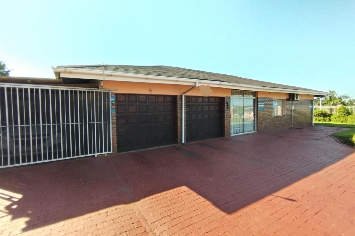 A Beautiful house for sale in Grantham Park, Empangeni - Photo 2