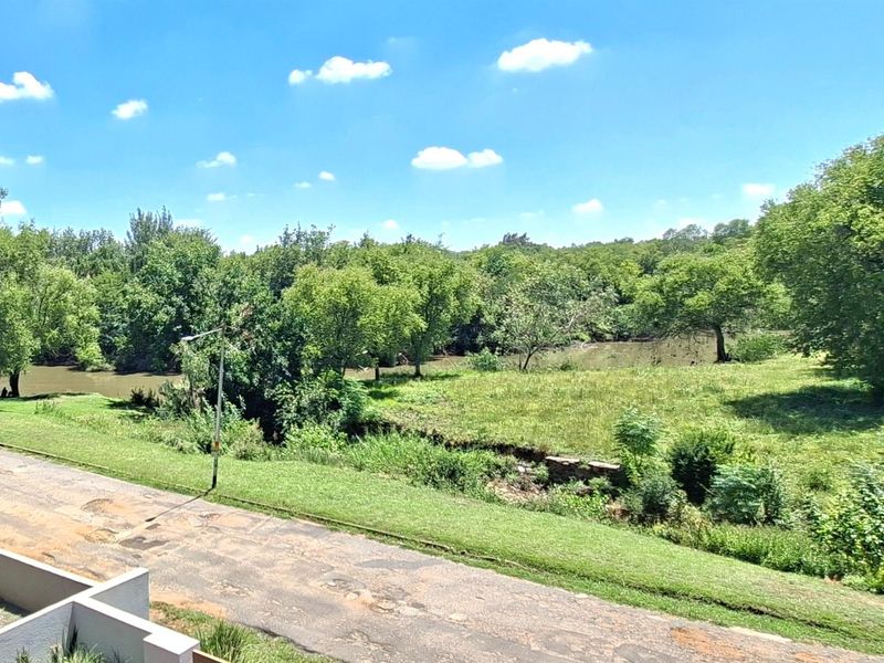 Exclusive Five-Level Luxury Residence with Panoramic Vaal River Views - Photo 3