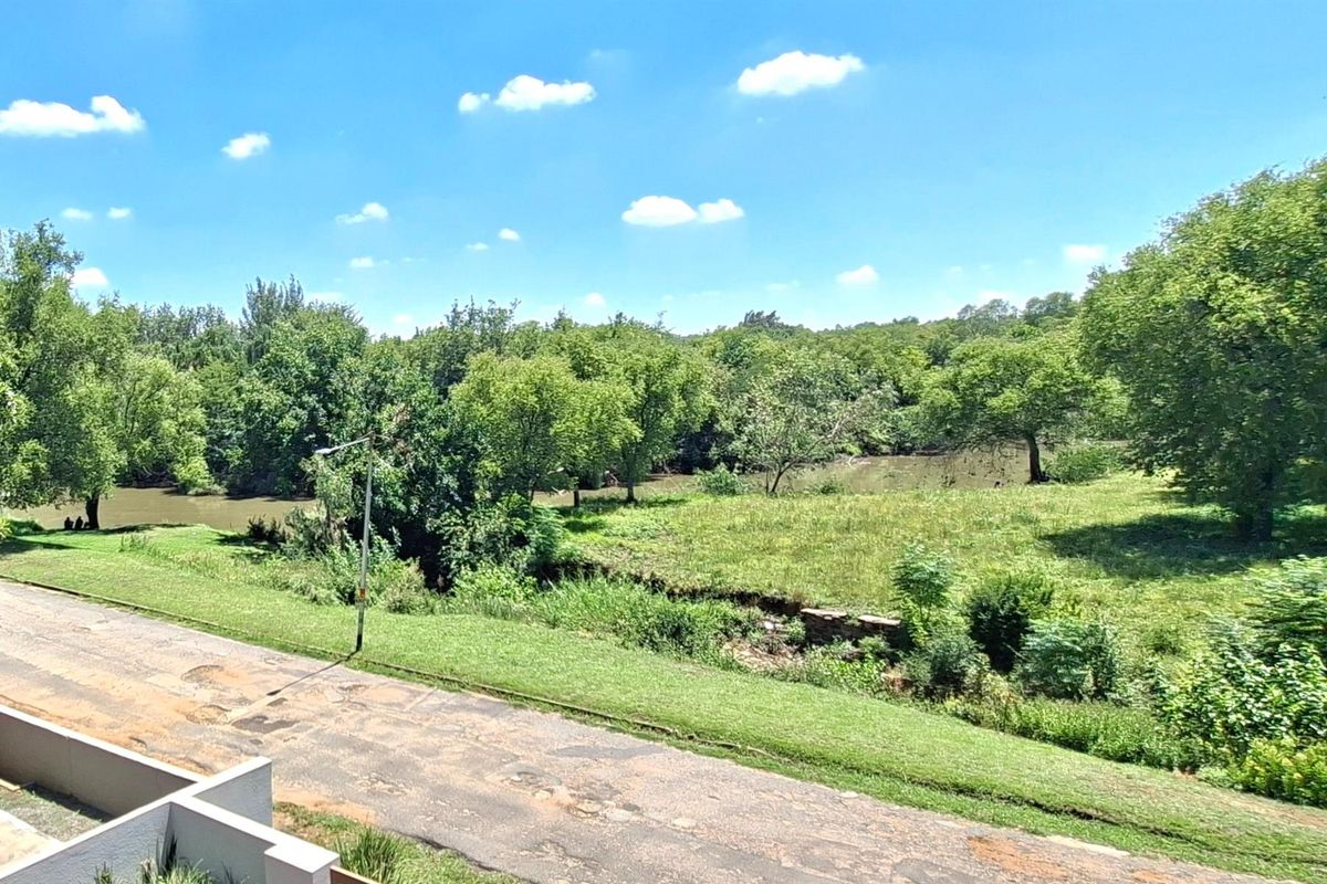 Exclusive Five-Level Luxury Residence with Panoramic Vaal River Views - Photo 3