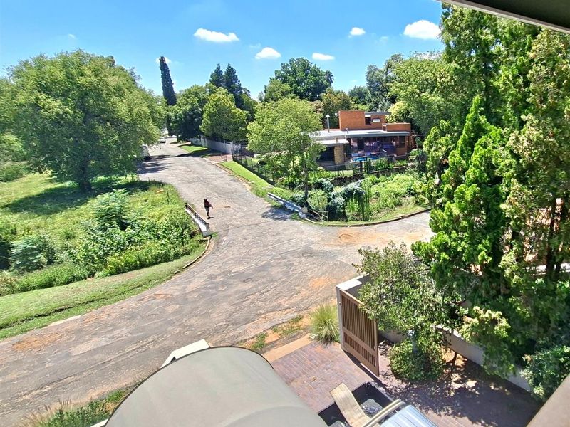 Exclusive Five-Level Luxury Residence with Panoramic Vaal River Views - Photo 4