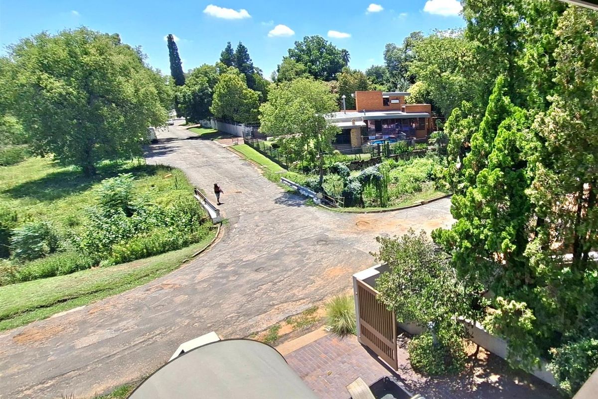 Exclusive Five-Level Luxury Residence with Panoramic Vaal River Views - Photo 4