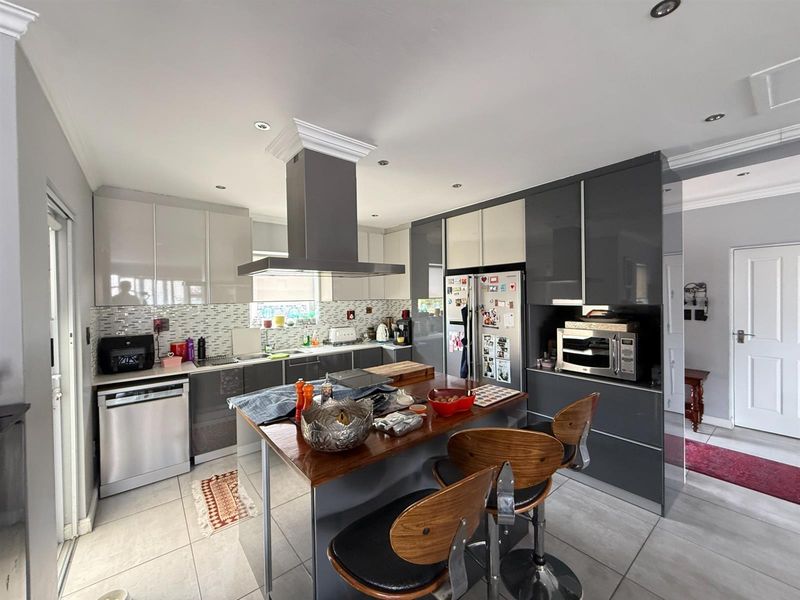 3 Bedroom Family Living with Exceptional Space and Versatility - Photo 3