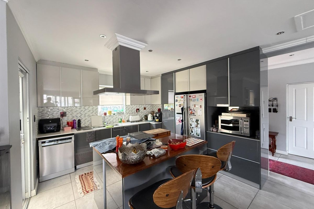 3 Bedroom Family Living with Exceptional Space and Versatility - Photo 3