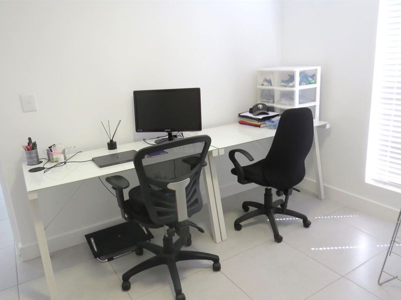 Lovely three bedroom house with solar, in secure complex! - Photo 10