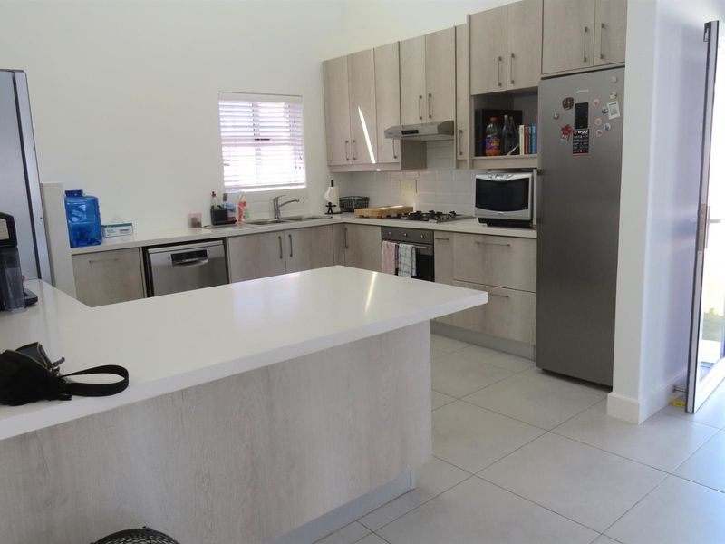 Lovely three bedroom house with solar, in secure complex! - Photo 7