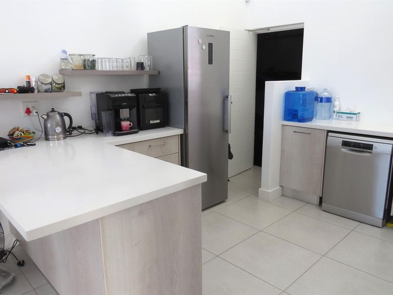 Lovely three bedroom house with solar, in secure complex! - Photo 3