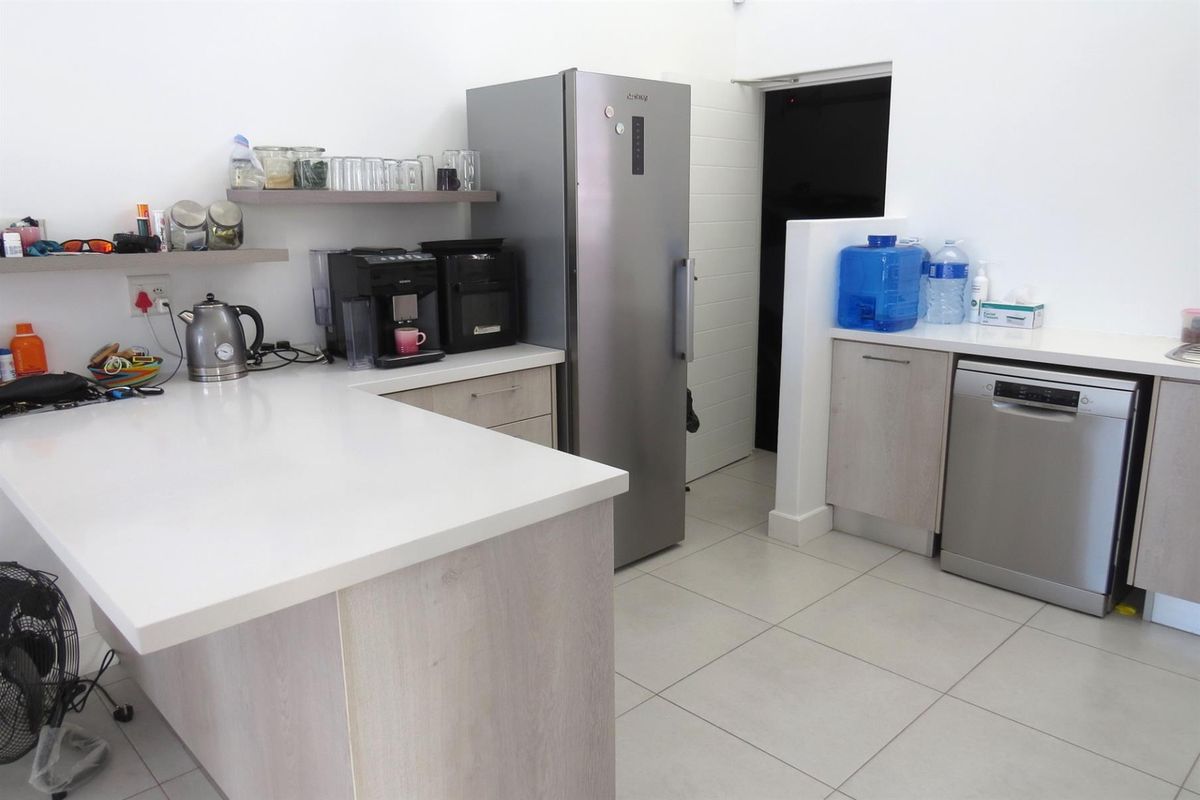 Lovely three bedroom house with solar, in secure complex! - Photo 3