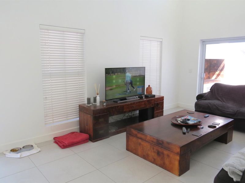 Lovely three bedroom house with solar, in secure complex! - Photo 6