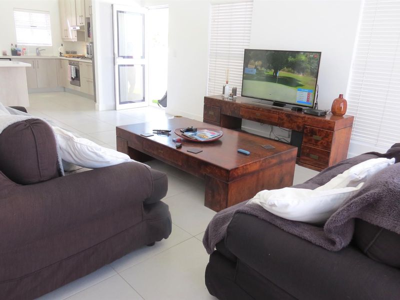 Lovely three bedroom house with solar, in secure complex! - Photo 5