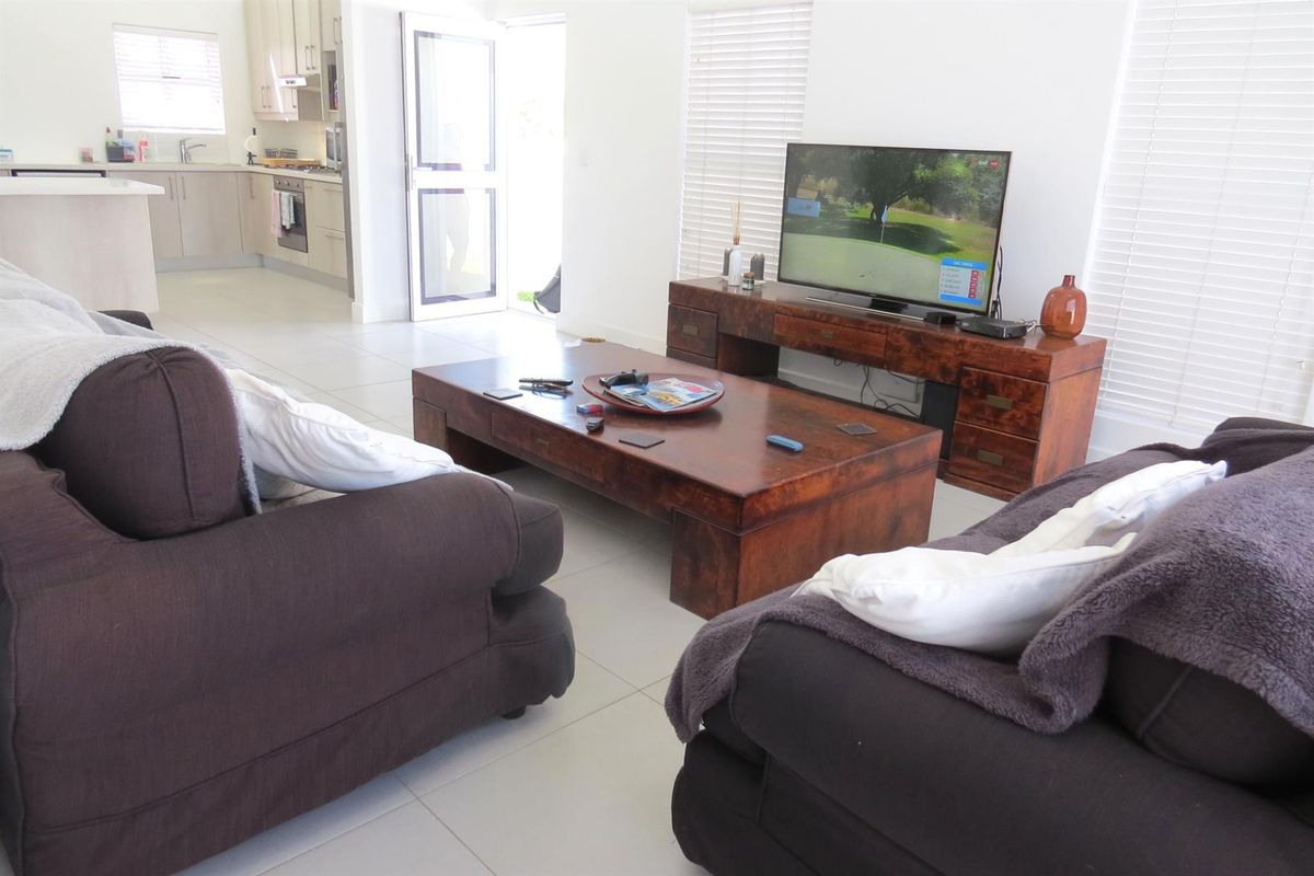 Lovely three bedroom house with solar, in secure complex! - Photo 5