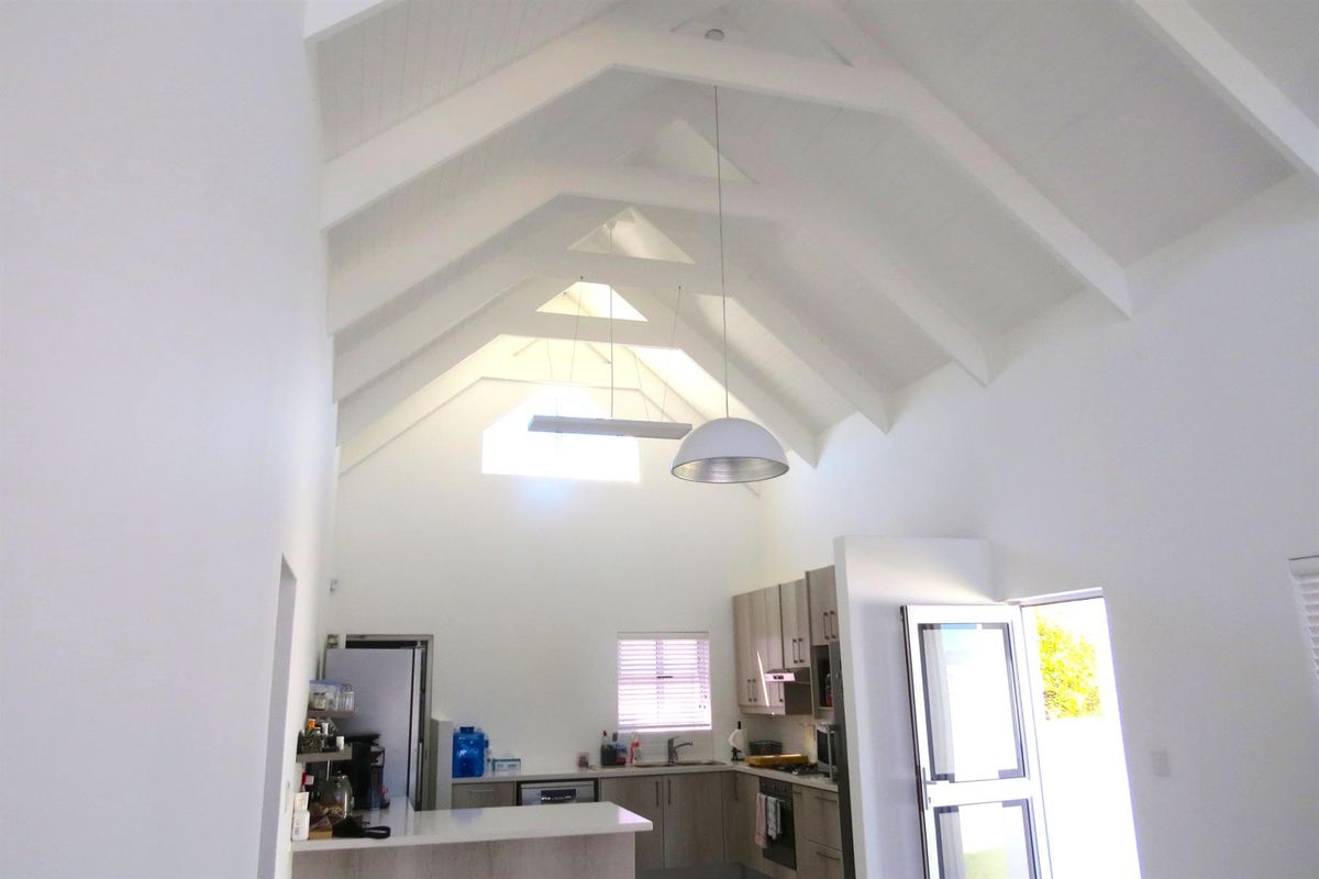 Lovely three bedroom house with solar, in secure complex! - Photo 4