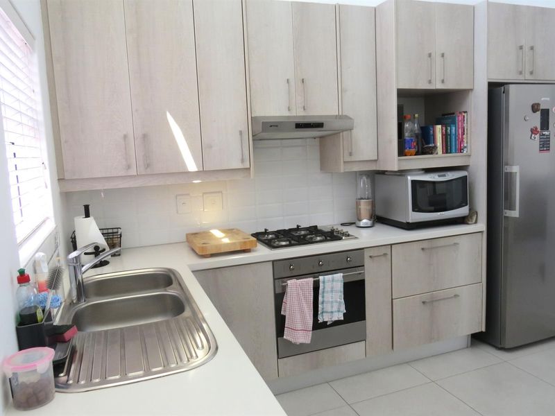 Lovely three bedroom house with solar, in secure complex! - Photo 2