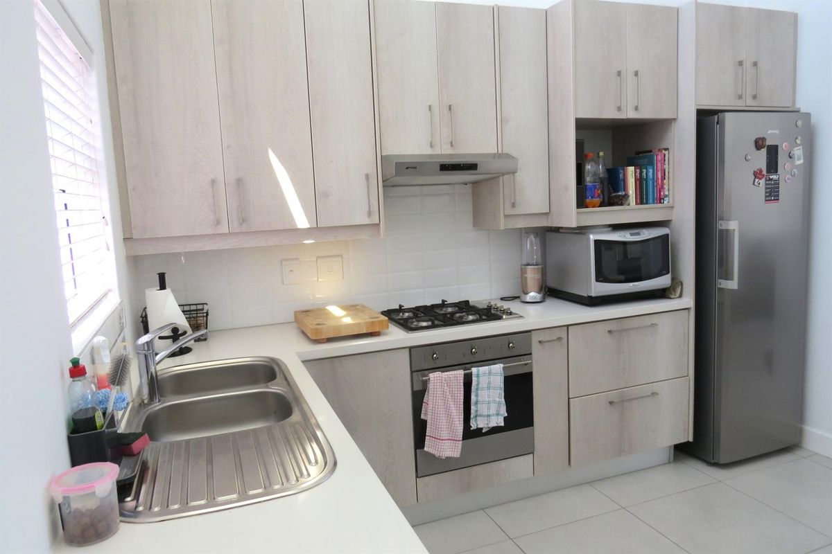 Lovely three bedroom house with solar, in secure complex! - Photo 2