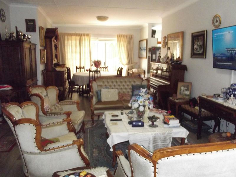 Spacious and Comfortable Living at Bergville Retirement Village, George, Garden Route - Photo 8
