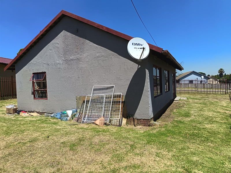 For Sale Thistle Grove Perfect First-Time Buy Fixer upper with loads of potential - Photo 3