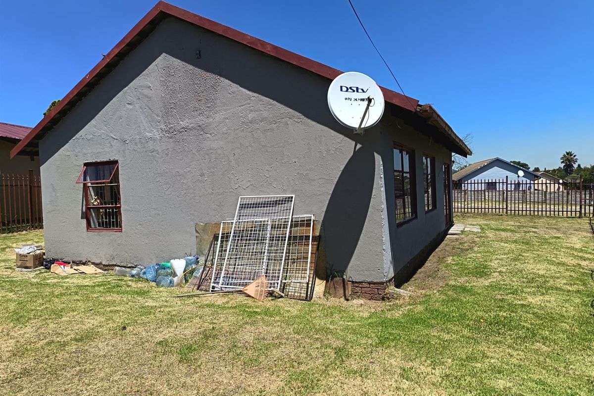 For Sale Thistle Grove Perfect First-Time Buy Fixer upper with loads of potential - Photo 3