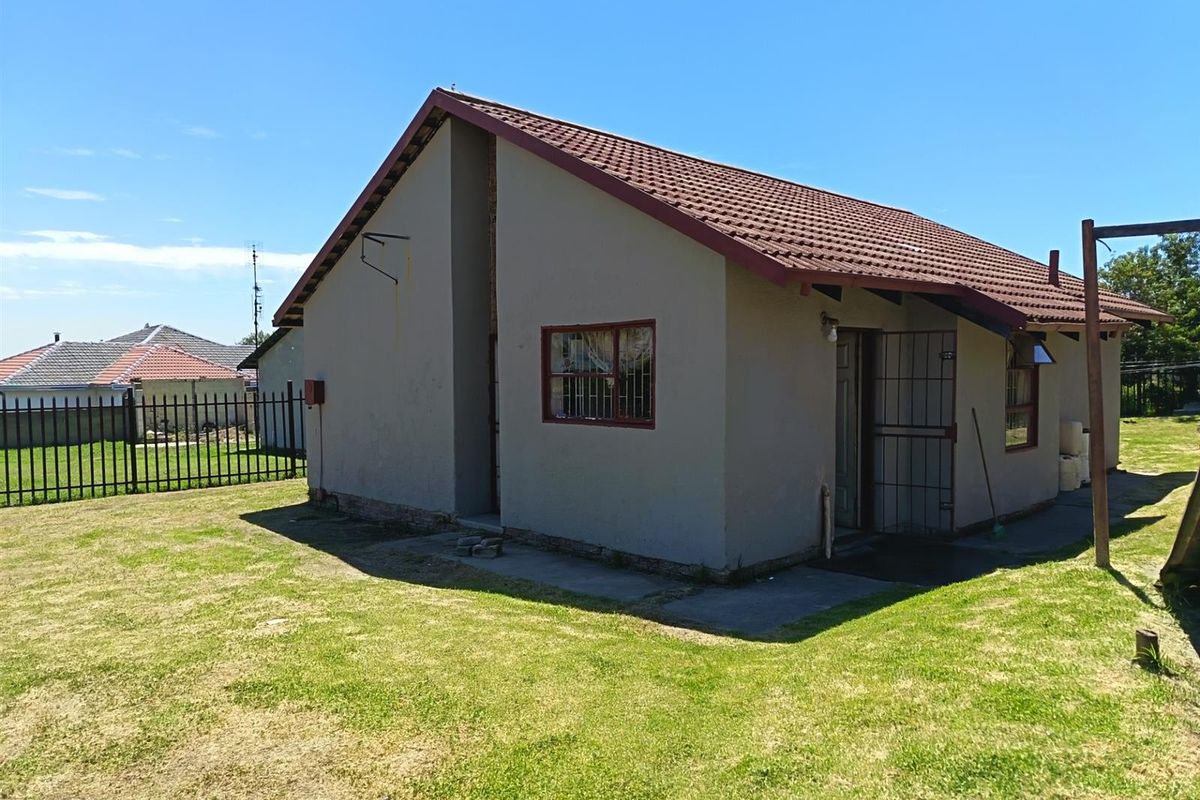 For Sale Thistle Grove Perfect First-Time Buy Fixer upper with loads of potential - Photo 2