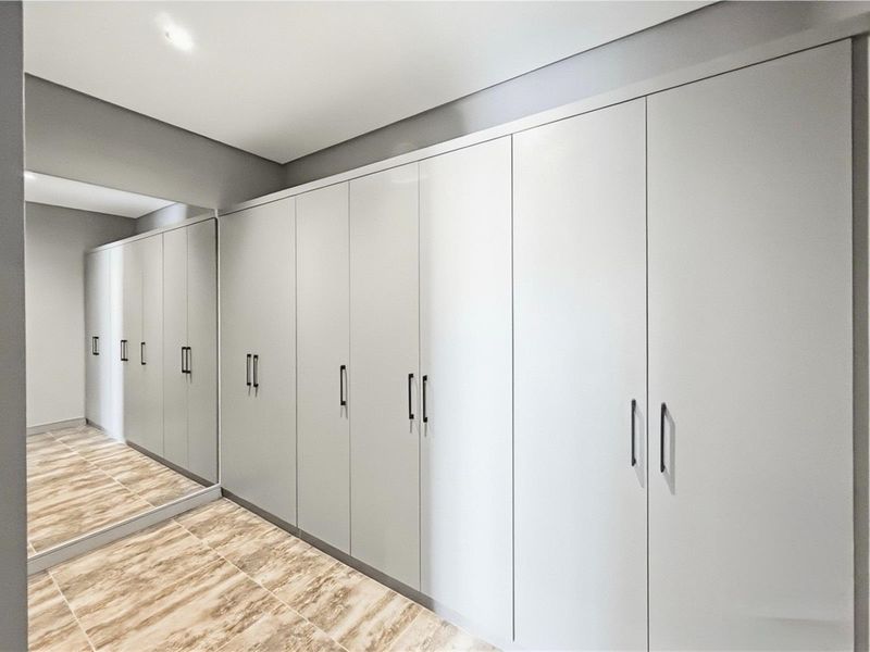 Newly Built Family Home to Rent in Helderfontein Estate - Photo 9