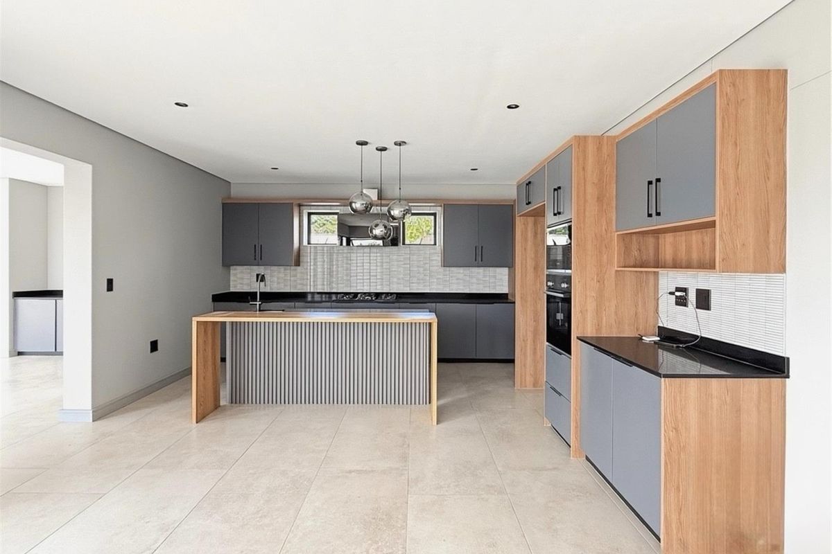 Newly Built Family Home to Rent in Helderfontein Estate - Photo 3