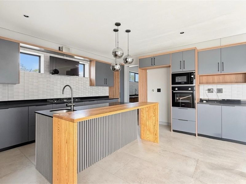 Newly Built Family Home to Rent in Helderfontein Estate - Photo 2